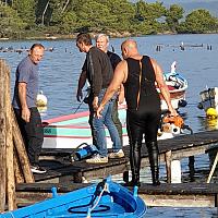 Pose de pieux en bois pour les pontons des pointus dans la lagune du Brusc